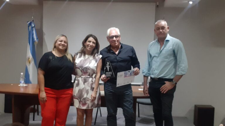 Entrega del Premio Dr. Juan Miguel Castagnino a Horacio Lucero